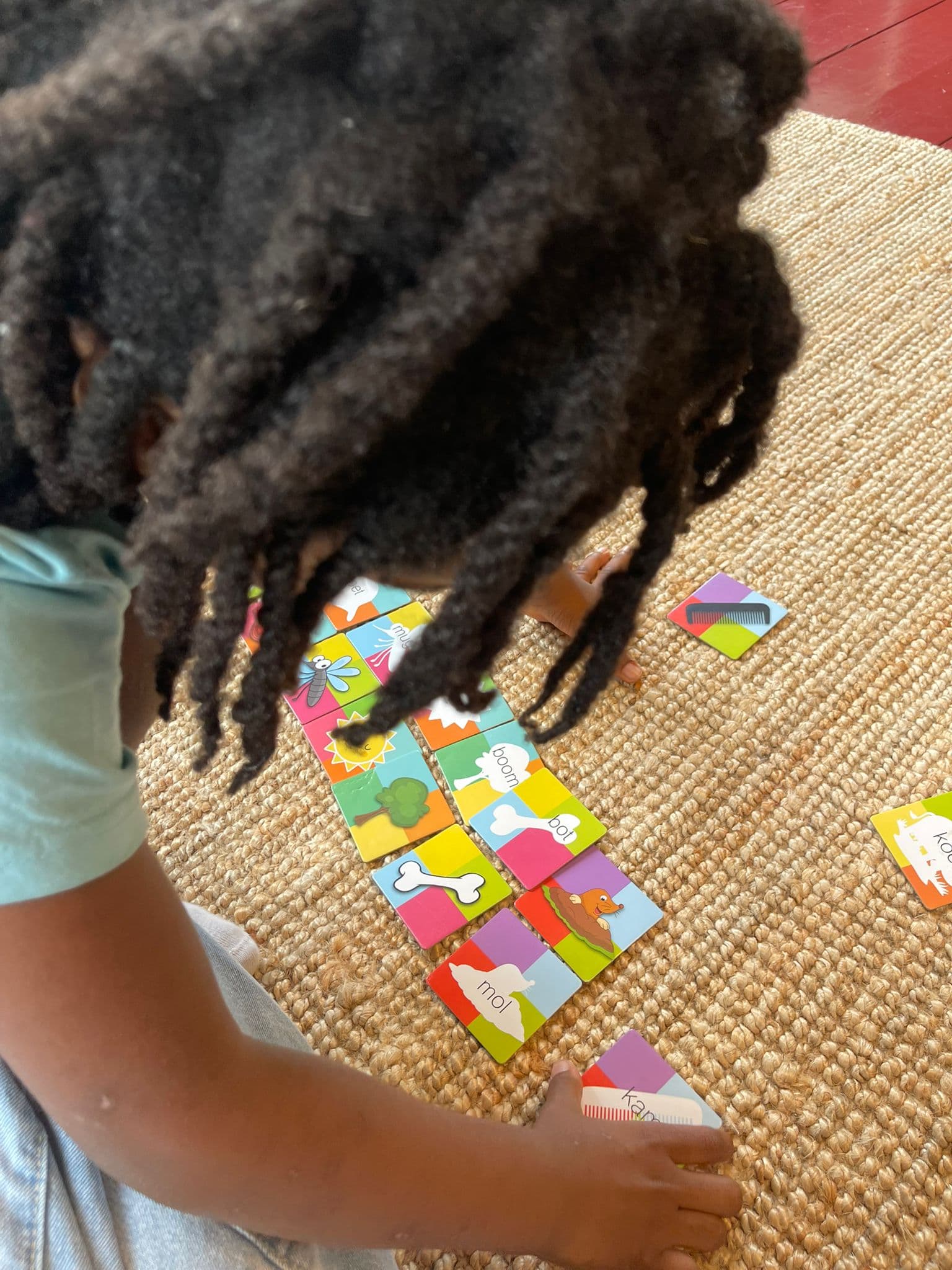 Jong kind speelt spelenderwijs met een woordspel bij Samen Sterk