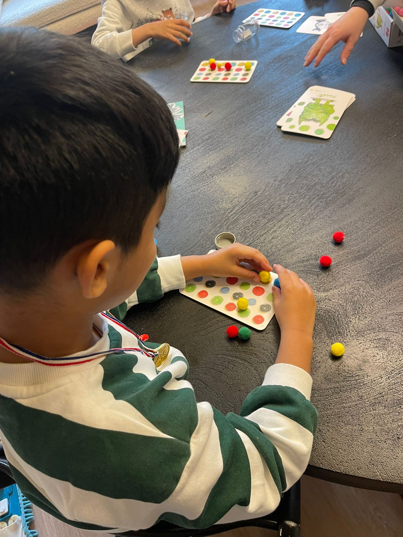Kinderen spelen samen een spel onder begeleiding