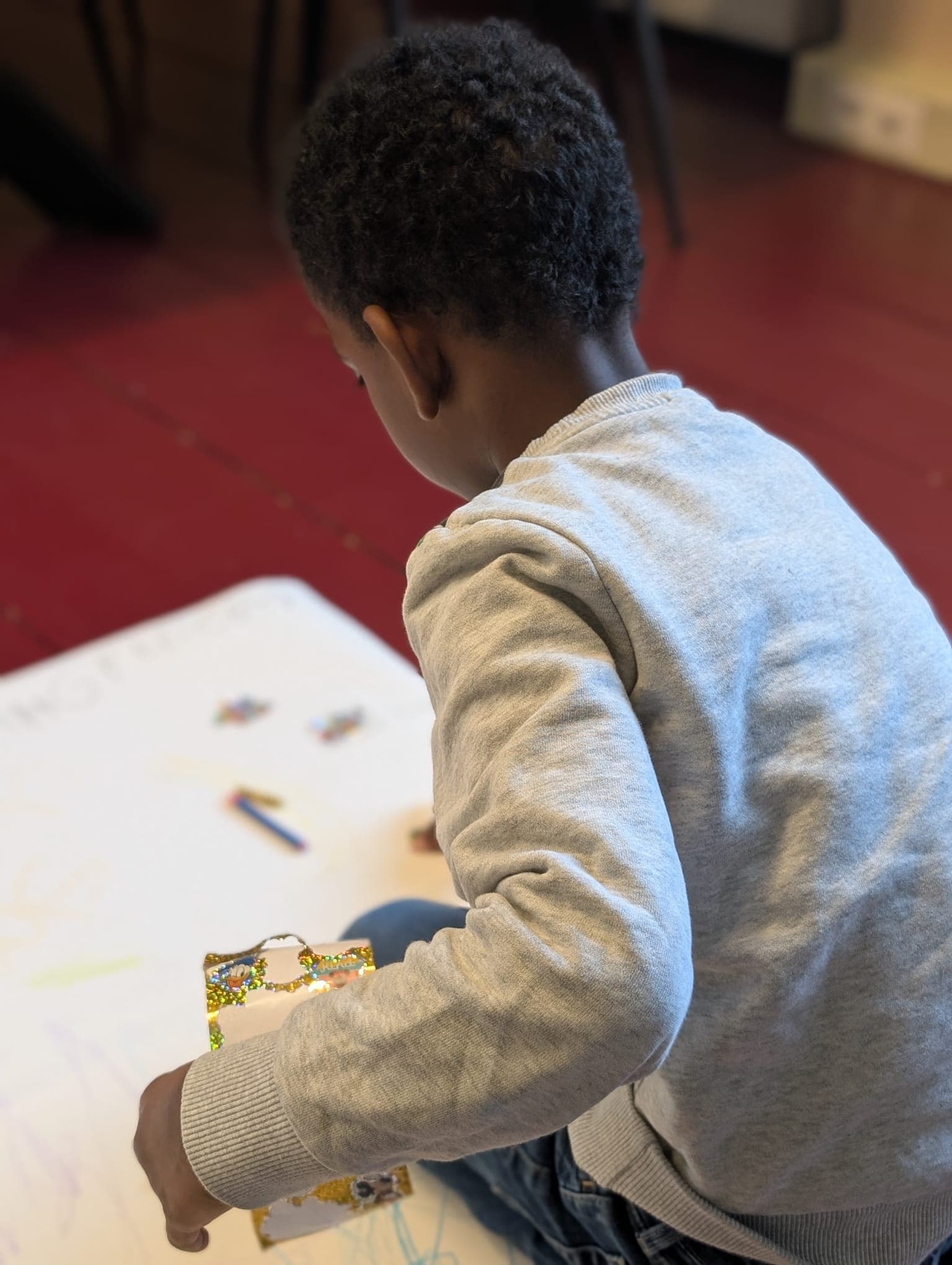 Kind is bezig met een knutselactiviteit bij Samen Sterk