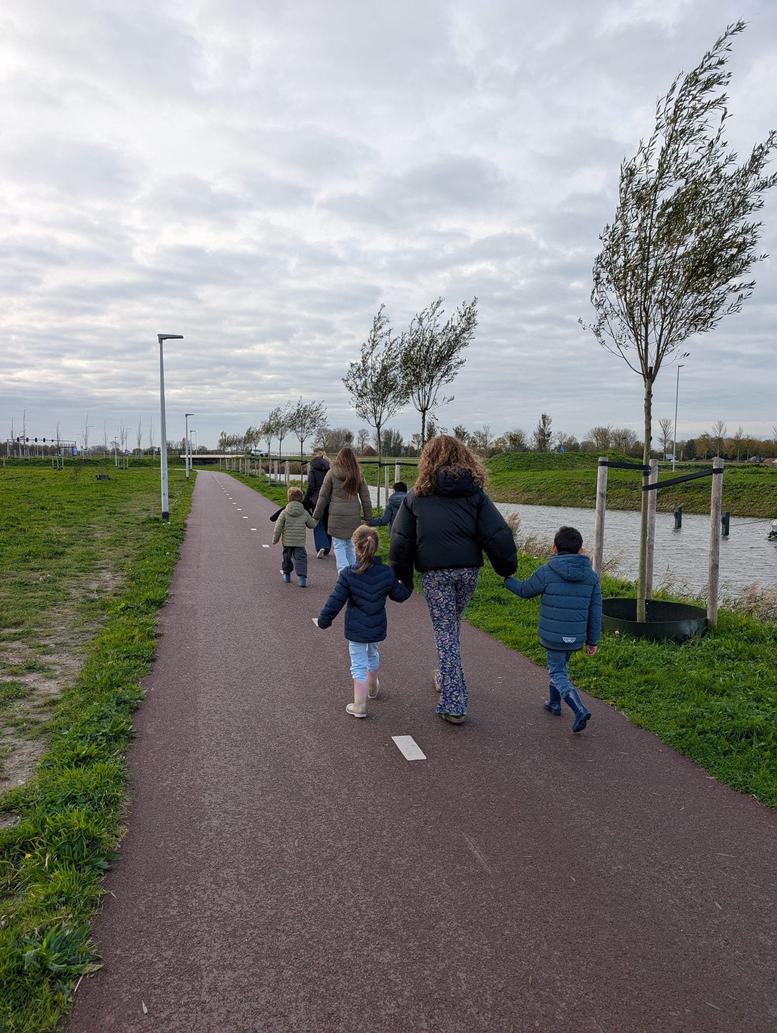 Begeleider wandelt samen met een groep kinderen