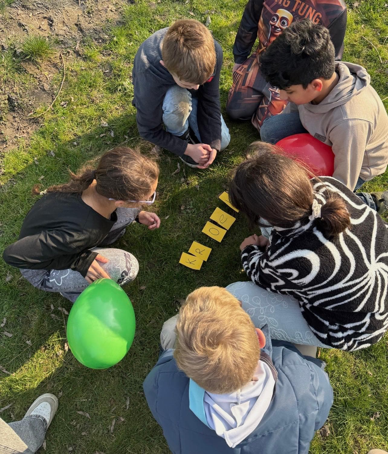 Kinderen werken samen aan een doelgerichte activiteit bij Samen Sterk